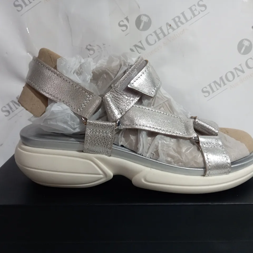 BOXED NATURALIZER HIGH PLATFORM OPEN TOE SANDALS - SIZE 6