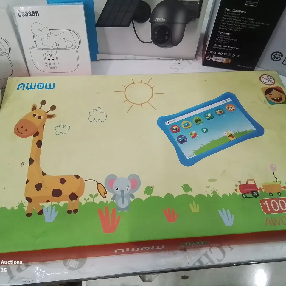 BOX CONTAINING LARGE AMOUNT OF BOXED ELECTRICAL ITEMS TO INCLUDE: HEADPHONES, LAMPS, CHARGING CABLES CHILDREN'S TABLET, SOLAR WIRELESS SECURITY CAMERA AND LOTS MORE 