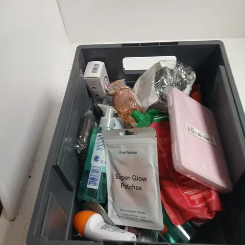 TOTE OF APPROXIMATELY 20 ASSORTED COSMETICS TO INCLUDE: KOBE PRO BRUSH
