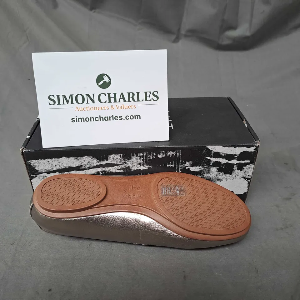 BOXED NATURALIZER METALLIC PUMPS IN GOLD SIZE 5