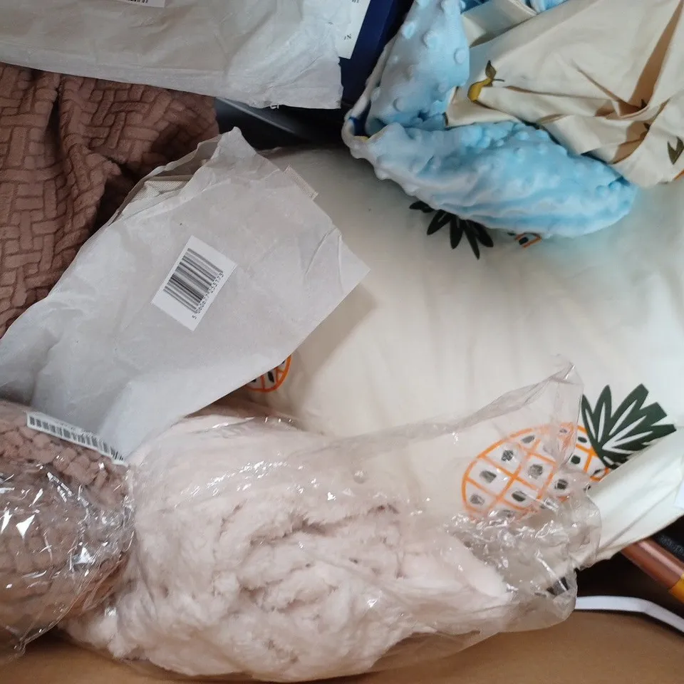 BOX OF APPROXIMATELY 20 ASSORTED HOUSEHOLD ITEMS TO INCLUDE TOWEL RING, WATER SOFTENER FILTER, GLITTER CUPS, ETC