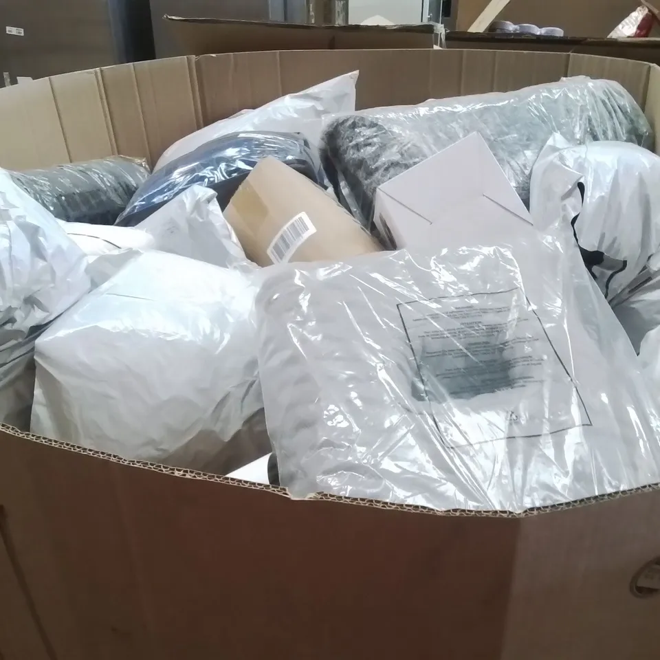 PALLET CONTAINING A LARGE QUANTITY OF PILLOWS