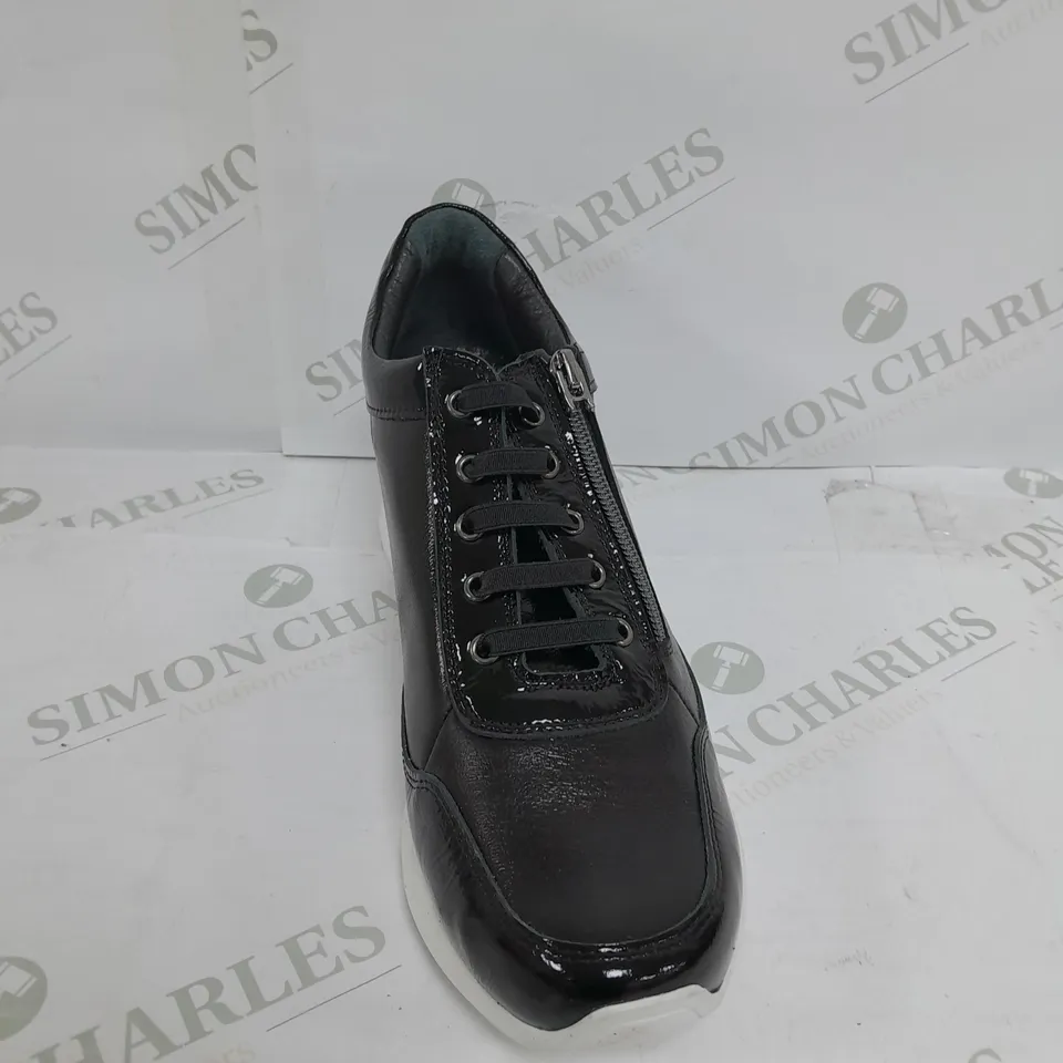 BOXED PAIR OF RUTH LANGSFORD WEDGE TRAINERS IN BLACK SIZE 7
