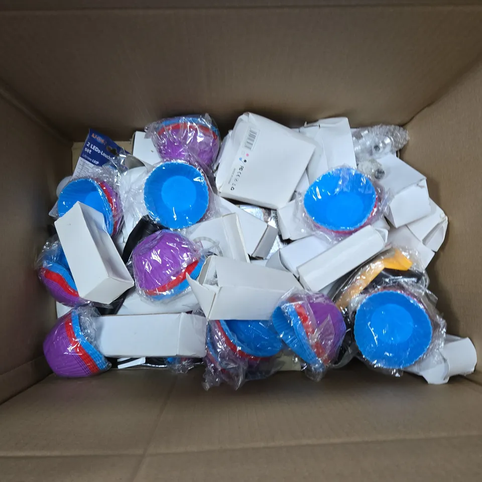 APPROXIMATELY 25 HOUSEHOLD ITEMS TO INCLUDE RUBBER CUPCAKE CASES, GARLIC PRESSES AND MINI TORCHES