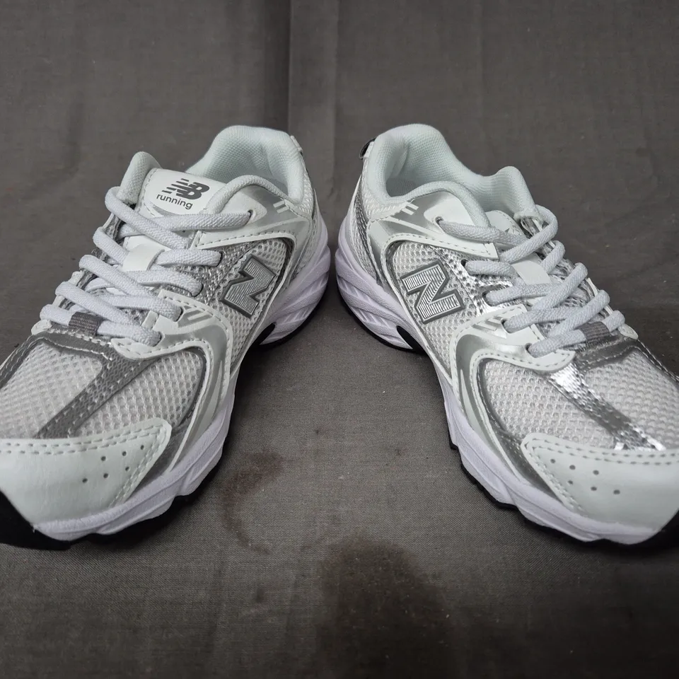 BOXED PAIR OF NEW BALANCE KID'S TRAINERS IN WHITE/SILVER UK SIZE 12