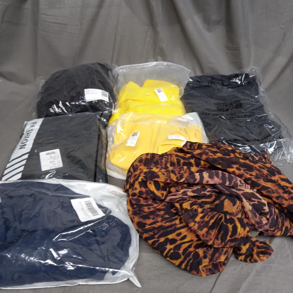 LARGE QAUNTIITY OF ASSORTED CLOTHING ITEMS TO INCLUDE SKIRTS, T-SHIRTS AND DRESSES