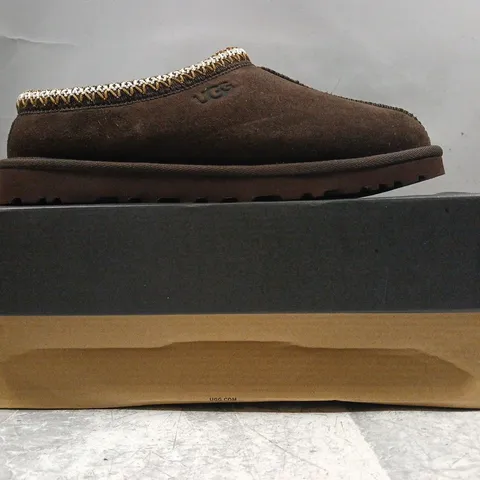 BOXED PAIR OF UGG MEN'S TASMAN SLIPPERS IN DUSTED COCOA SIZE UK 7