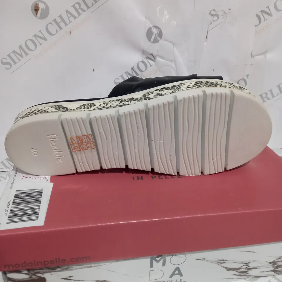 BOXED MODA IN PELLE SLIDER SANDALS IN BLACK LEATHER - SIZE 7