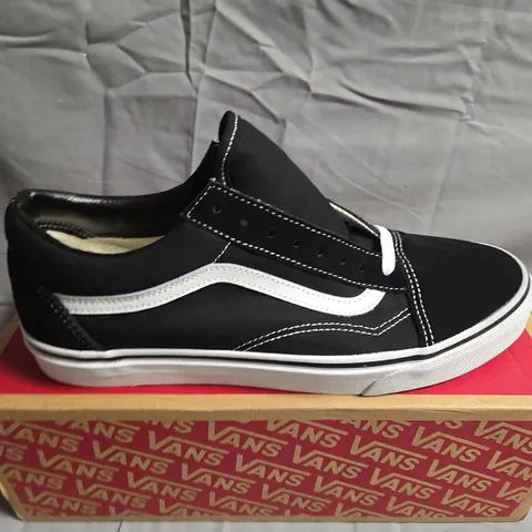 BOXED PAIR OF OLD SKOOL VANS - UK SIZE 9.5