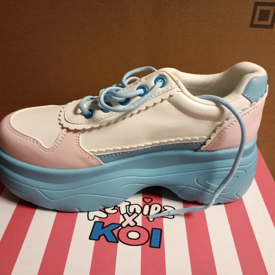  BOXED  KOI KETNIPZ BEAN SAYS HI CHUNKY TRAINERS IN BLUE - UK 5
