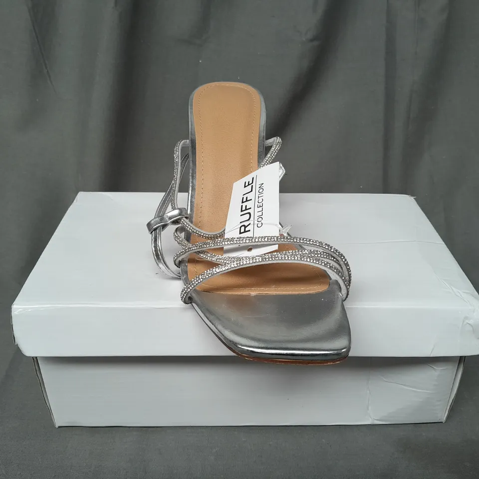 BOXED PAIR OF TRUFFLE COLLECTION OPEN TOE STRAPPY BLOCK HEEL SANDALS IN METALLIC SILVER W. JEWEL EFFECT SIZE 6