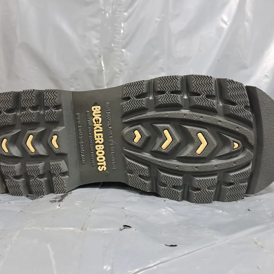 BOXED PAIR OF BUCKBOOTZ NON SAFETY BOOTS IN GREEN SIZE UK 6