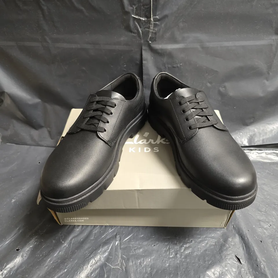 CLARKS LORCAM LOOP KIDS BLACK LEATHER SHOES – UK 5½ (EU 39), BOXED
