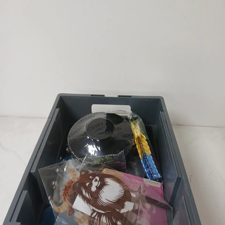 APPROXIMATELY 15 ASSORTED HOUSEHOLD ITEMS INCLUDING KEPLIN PLASTIC LAUNDRY PEGS AND CLASSMASTER STICK GLUE