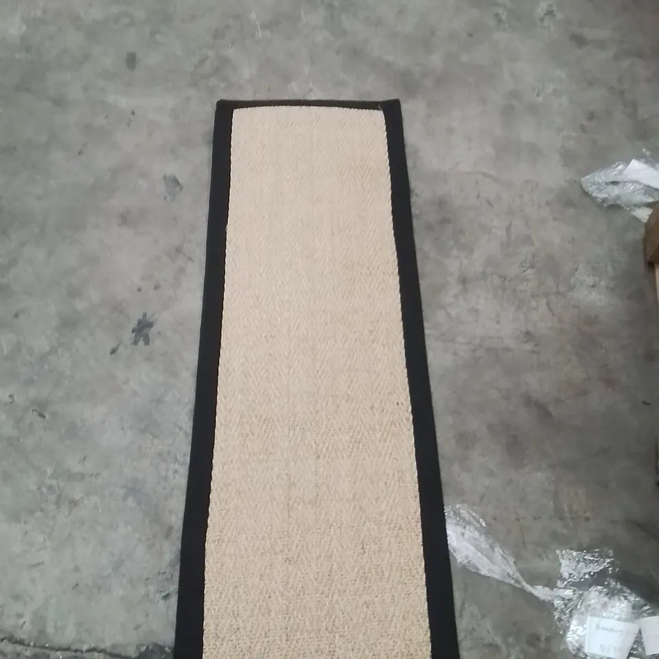 QUALITY DESIGNER AREA RUG - APPROXIMATELY 130X40CM