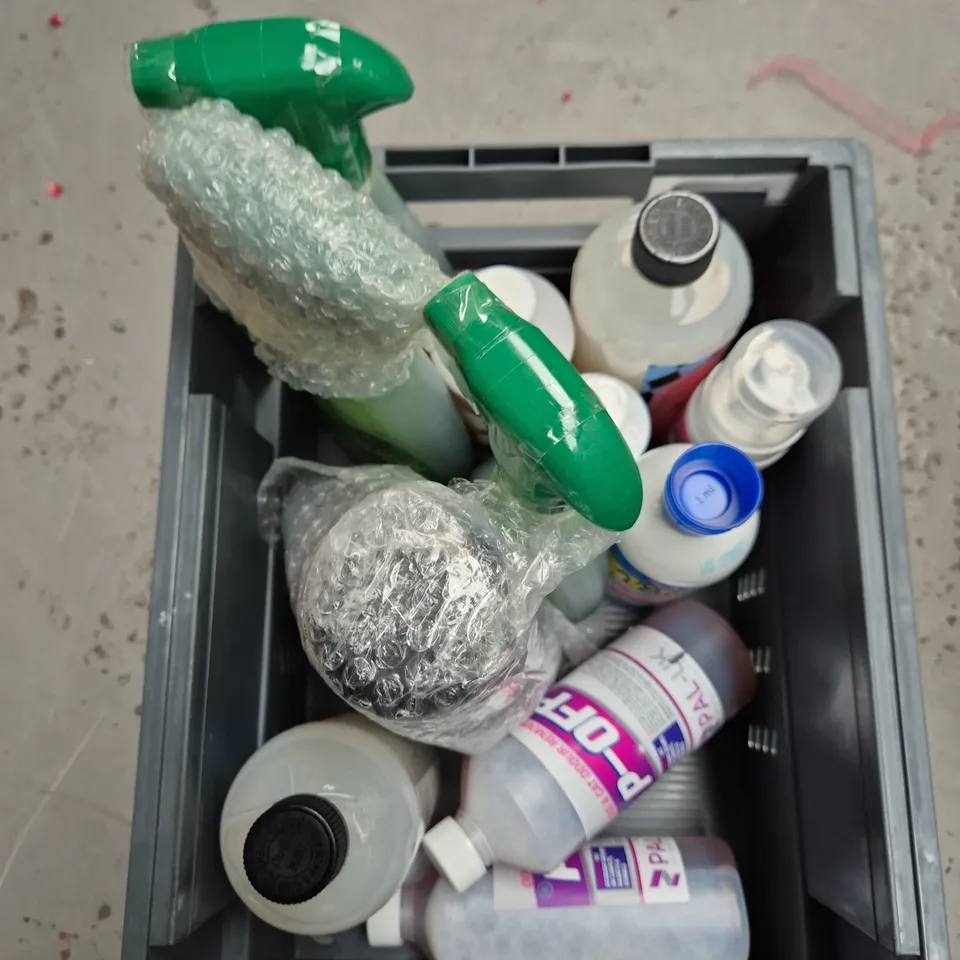 APPROXIMATELY 15 ASSORTED HOUSEHOLD LIQUIDS TO INCLUDE PERSIL LAUNDRY LIQUID, SMOL STAIN GEL AND METHOD MULTI SURFACE CLEANER