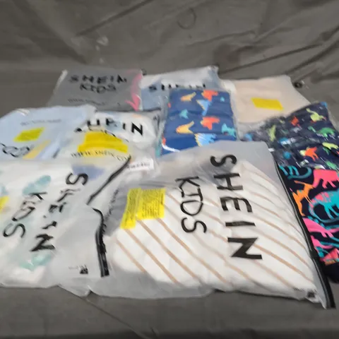 BOX OF APPROXIMATELY 25 ASSORTED KIDS CLOTHING ITEMS TO INCLUDE - TOP , SHORTS , T-SHIRT ETC
