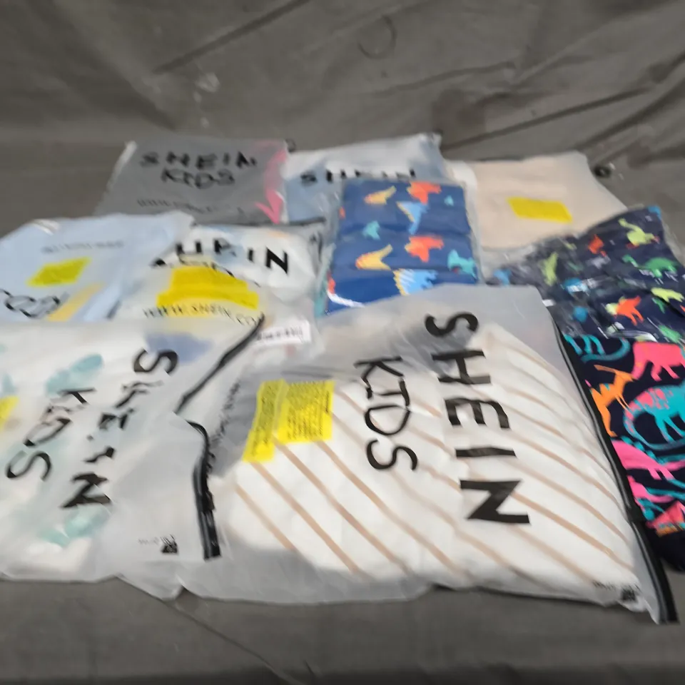 BOX OF APPROXIMATELY 25 ASSORTED KIDS CLOTHING ITEMS TO INCLUDE - TOP , SHORTS , T-SHIRT ETC