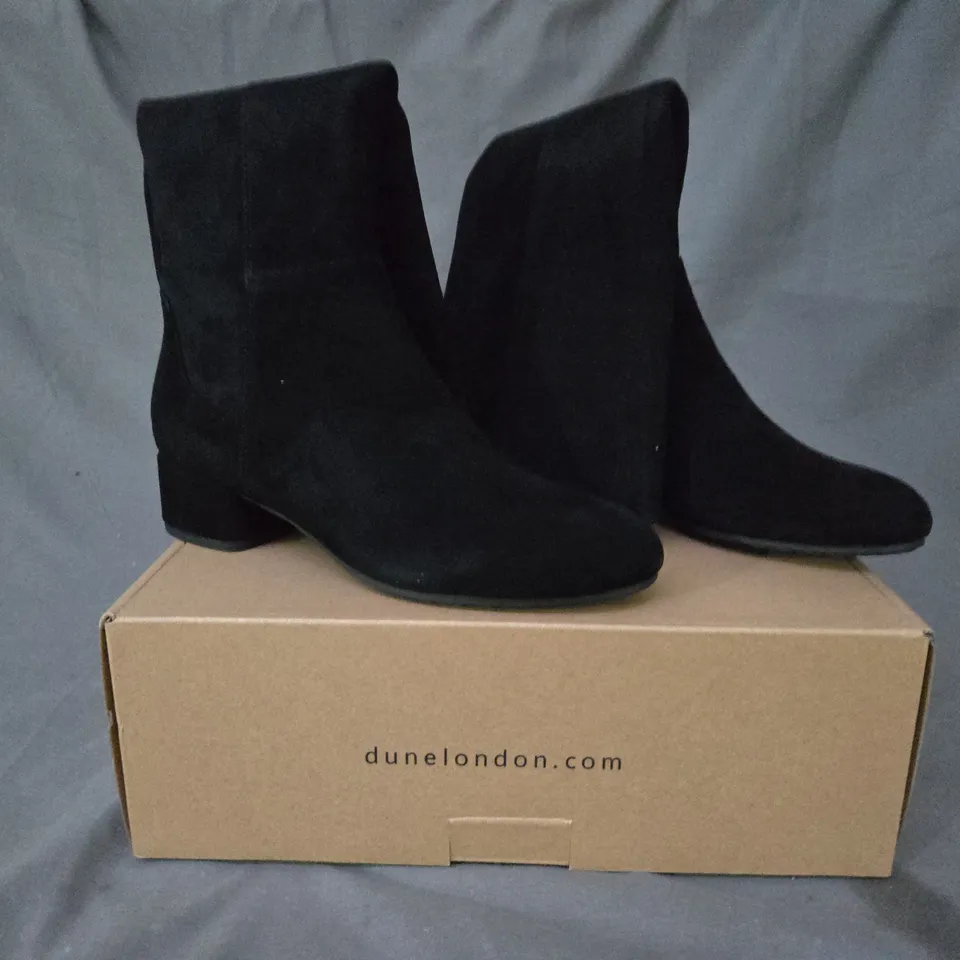 BOXED PAIR OF DUNE LONDON 011 TAYLA LOW BLOCK HEEL KNEE-HIGH BOOTS IN BLACK SIZE 5