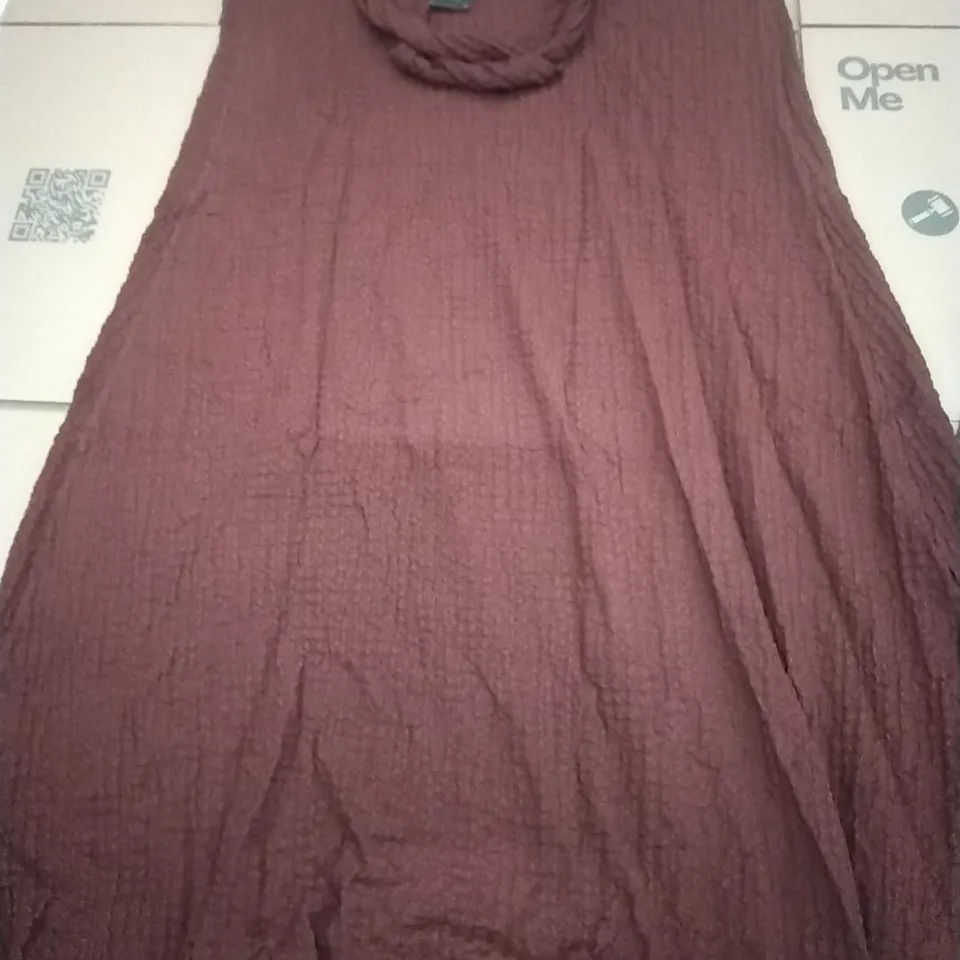 PALLET OF BRAND NEW WOMENS QUALITY DESIGNER CLOTHES APPROXIMATELY 125  TO INCLUDE;SKIRTS, DRESSES,TOPS, SANDALS ETC