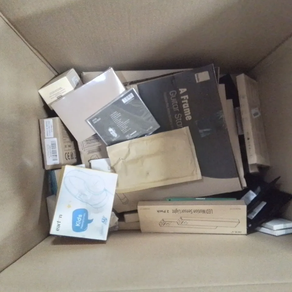 BOX CONTAINING LARGE AMOUNT OF BOXED ELECTRICAL ITEMS TO INCLUDE: GAMING HEADPHONES, PROFESSIONAL LIVE STREAM SET UP, ACTION CAMERA, LED SENSOR LIGHTS, ETC.