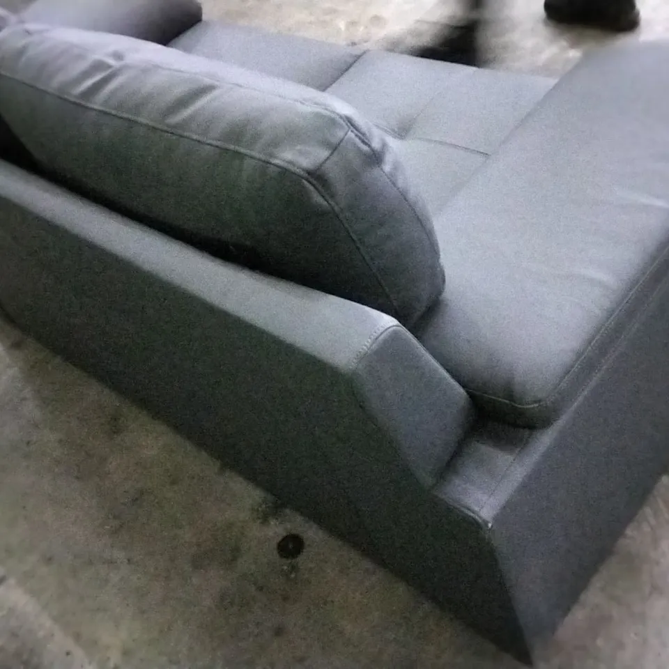 DESIGNER LIGHT GREY LEATHER 2 SEATER SOFA 