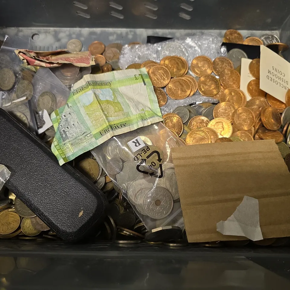 TOTE OF LARGE AMOUNT OF ASSORTED COINS & CURRENCIES 