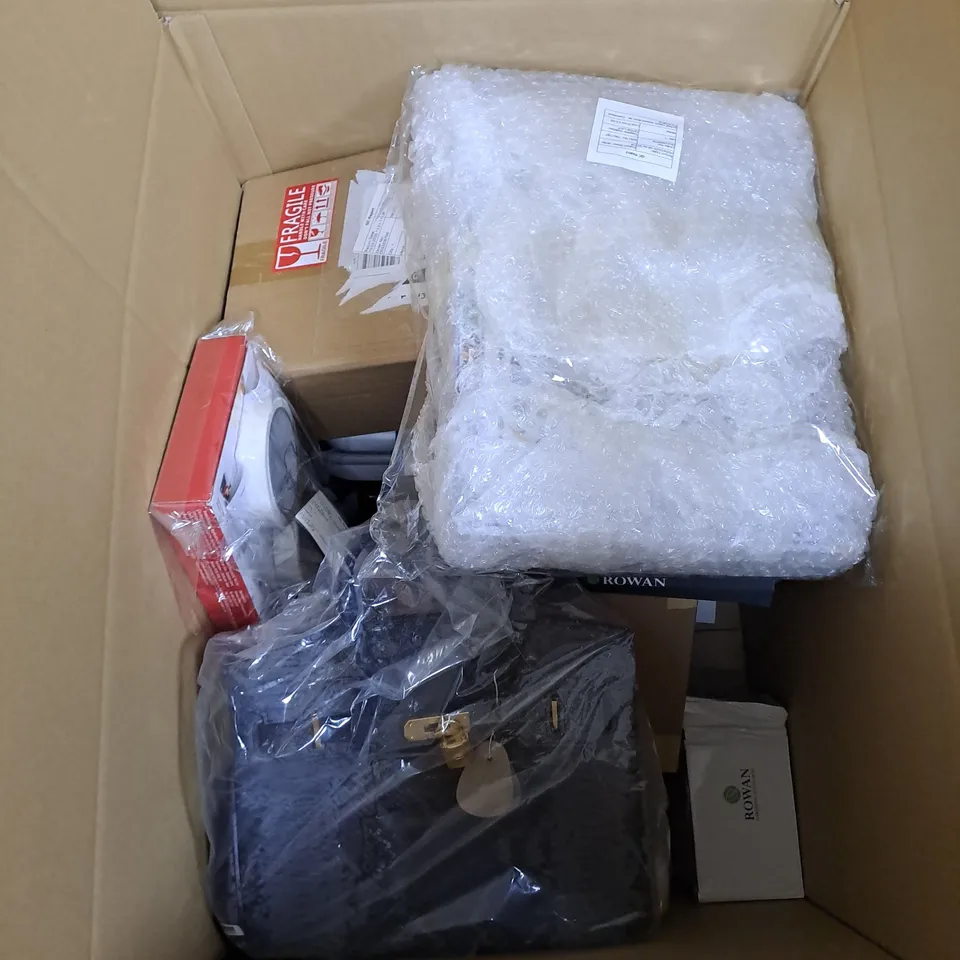 APPROXIMATELY 15 ASSORTED HOUSEHOLD ITEMS TO INCLUDE FESTIVE DECORATIONS, DESK FAN AND SHAPER UNDERWEAR