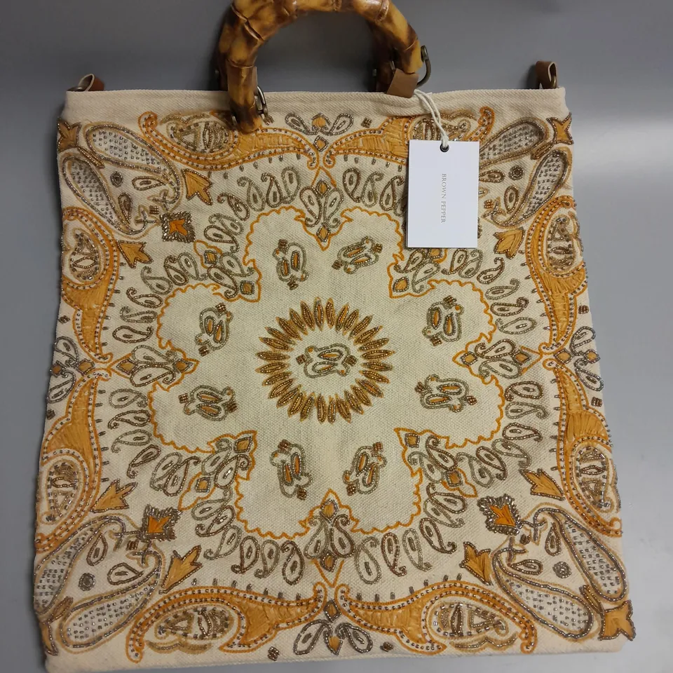 BRAND NEW BROWN PEPPER HANDBAGS BEADED PATTERN JUTE BAG WITH WOODEN HANDLE 