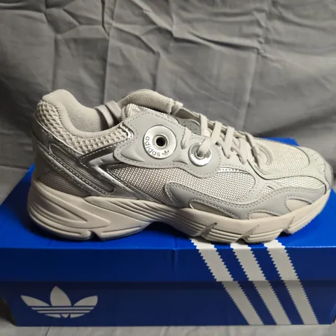 BOXD PAIR OF ADIDAS ASTIR TRAINERS - UK SIZE 5 - WOMENS