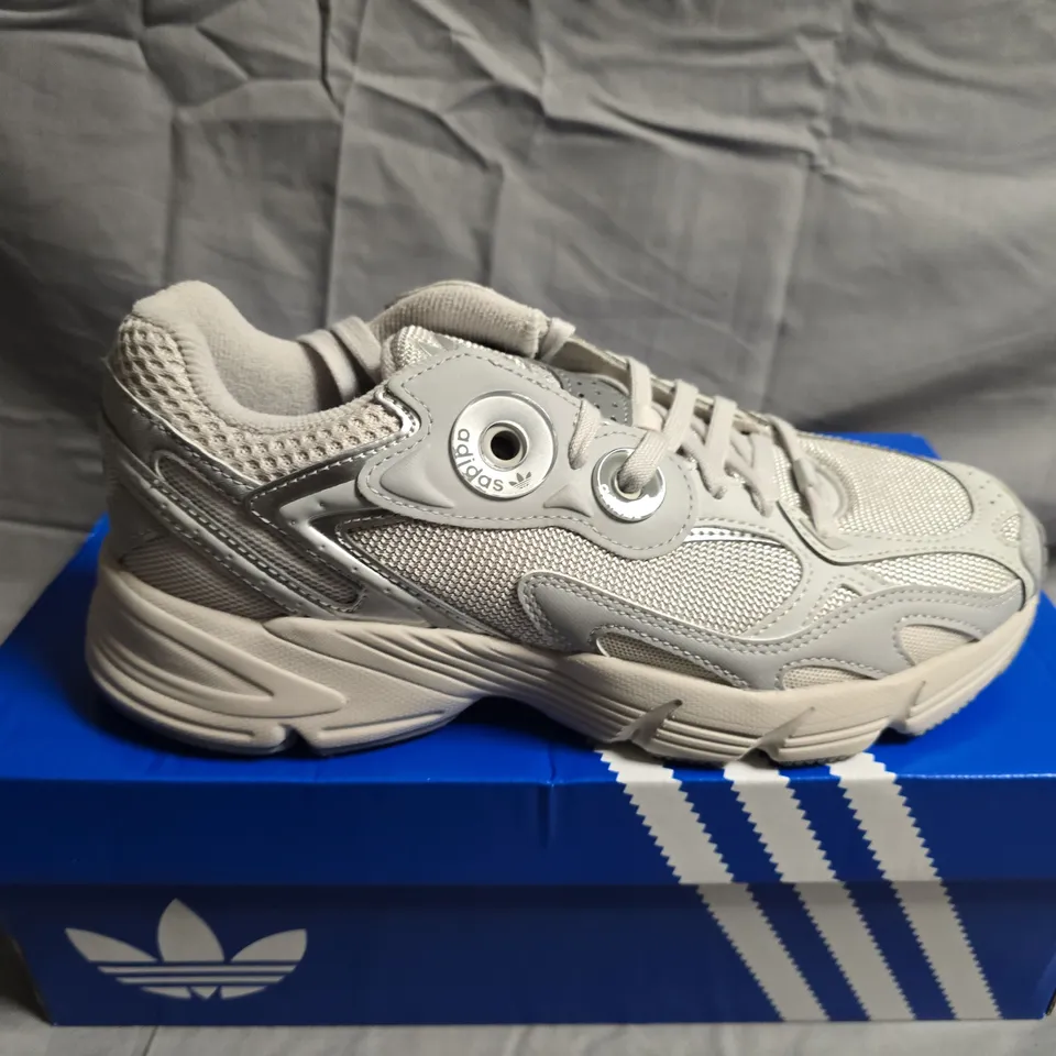 BOXD PAIR OF ADIDAS ASTIR TRAINERS - UK SIZE 5 - WOMENS