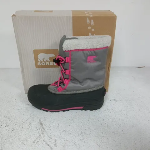 BOXED PAIR OF SOREL YOUTH CUMBERLAND 2 BOOTS IN LIGHT GREY/PINK - UK 5.5