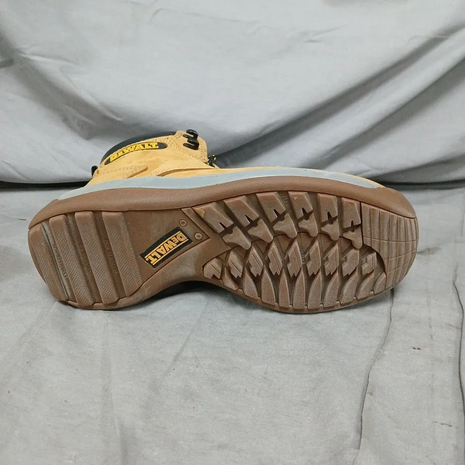 UNBOXED PAIR OF DEWALT WORK BOOTS - STEEL TOE CAP TAN NUBUCK, BLACK PADDED COLLAR - SIZE 4