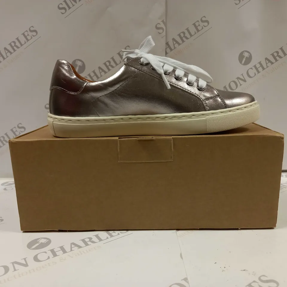 BOXED PAIR OF MAISON DE NIMES LEATHER ZIP SIDE TRAINERS IN PEWTER - SIZE 4