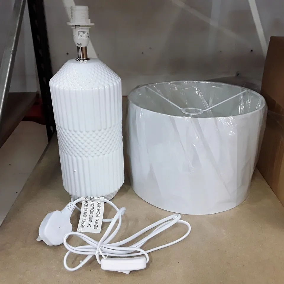 BOXED CACEE CERAMIC TABLE LAMP  