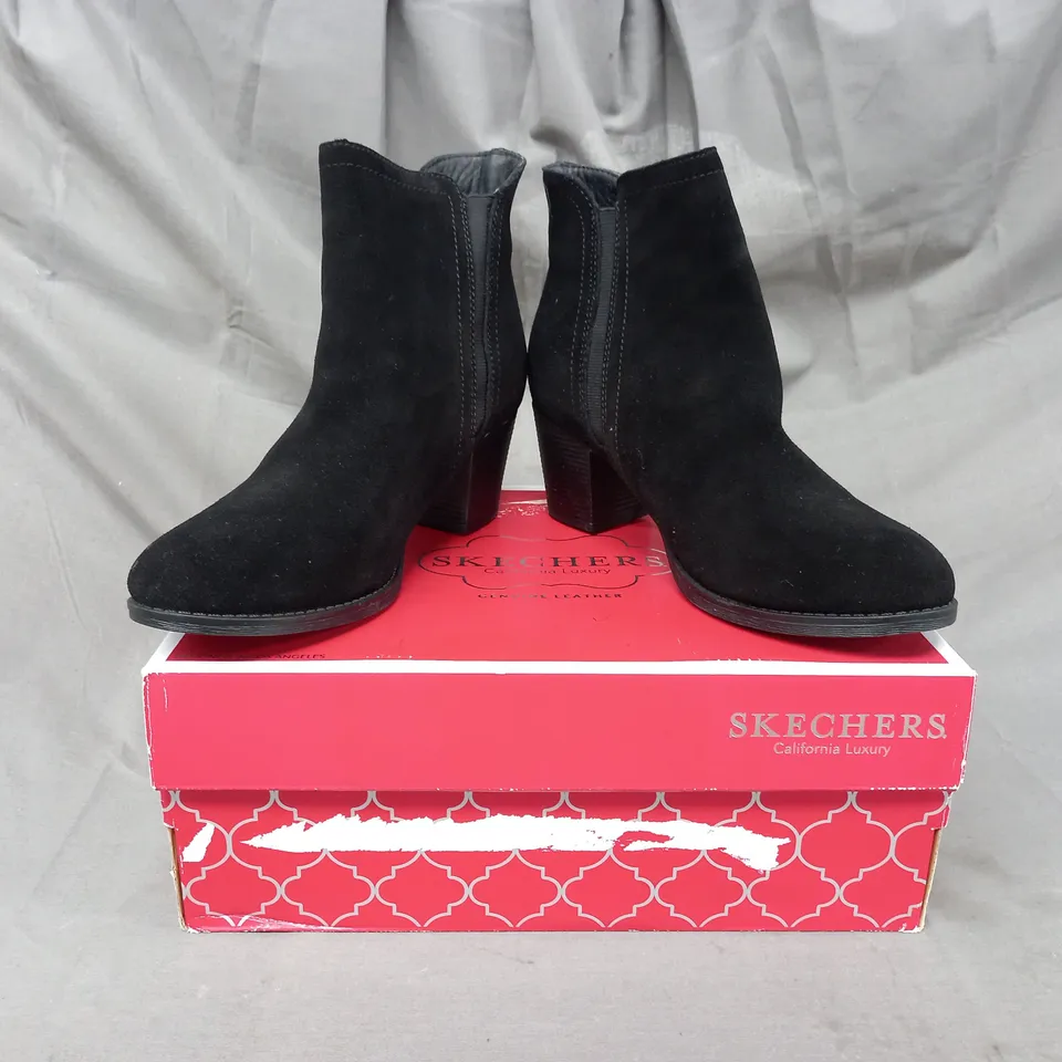 BOXED PAIR OF SKECHERS FAUX SUEDE BLOCK HEEL SHOES IN BLACK SIZE 6