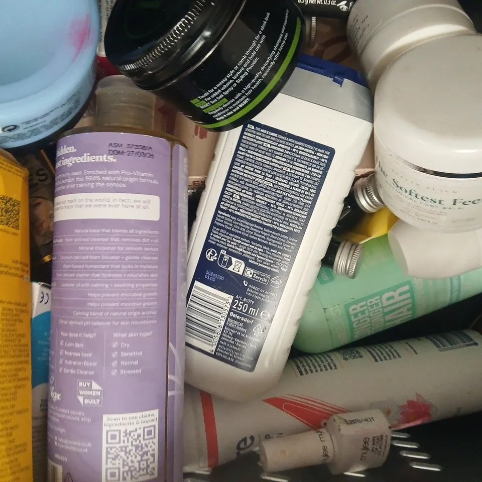 APPROXIMATELY 20 ASSORTED COSMETIC ITEMS INCLUDING VARIOUS MAKES AND BRANDS - COLLECTION ONLY