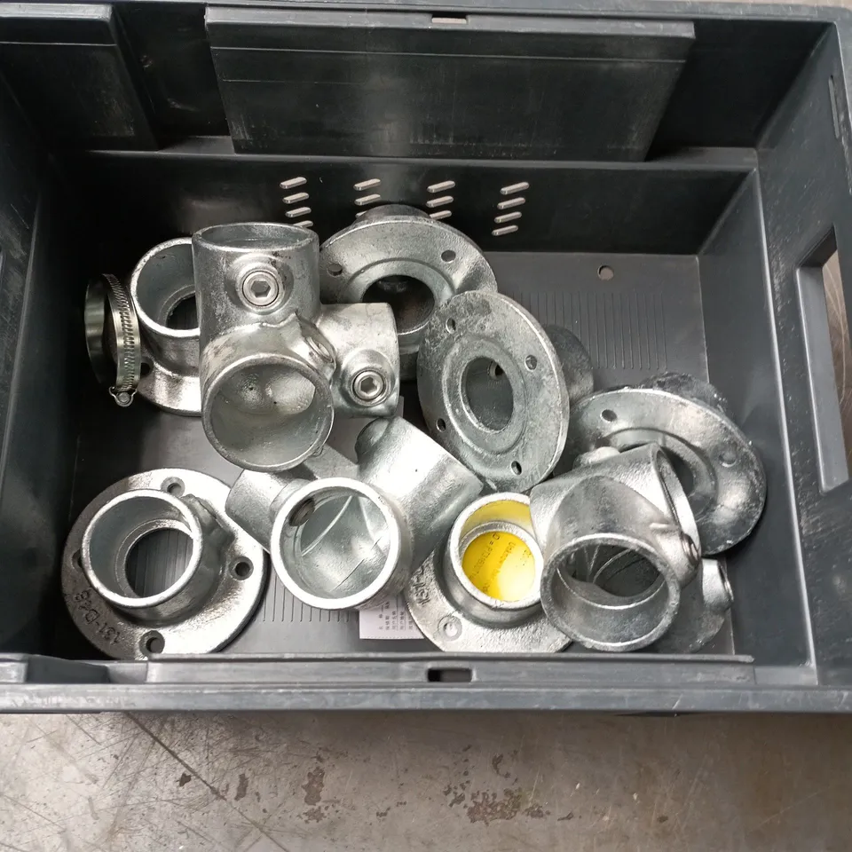 LOT OF ASSORTED METAL SCAFFOLDING FITTINGS