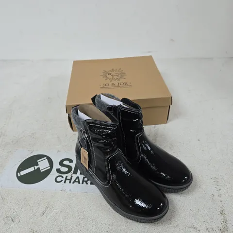 JO & JOE SUTTON BLACK CRINKLE PATENT PU ANKLE BOOTS – UK 5