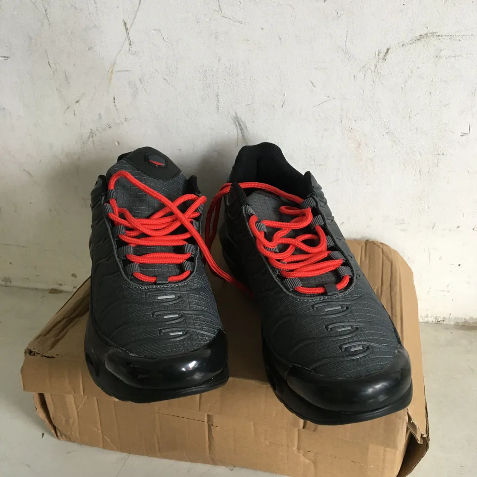 BOXED PAIR OF SIZE 8 BLACK TRAINERS WITH RED LACES
