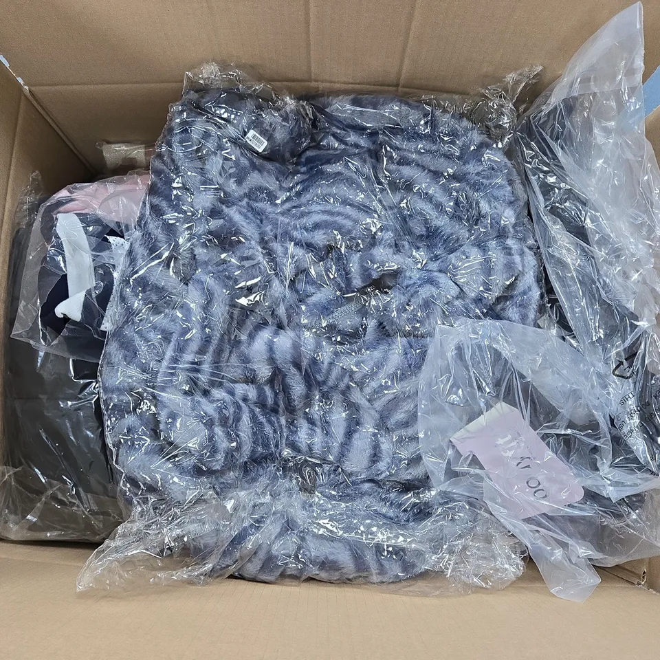 APPROXIMATELY 15 ASSORTED CLOTHING ITEMS IN VARIOUS SIZES, STYLES & COLOURS TO INCLUDE BRANDS SUCH AS QED LONDON, EMRECO, BODYFIT, ETC - COLLECTION ONLY