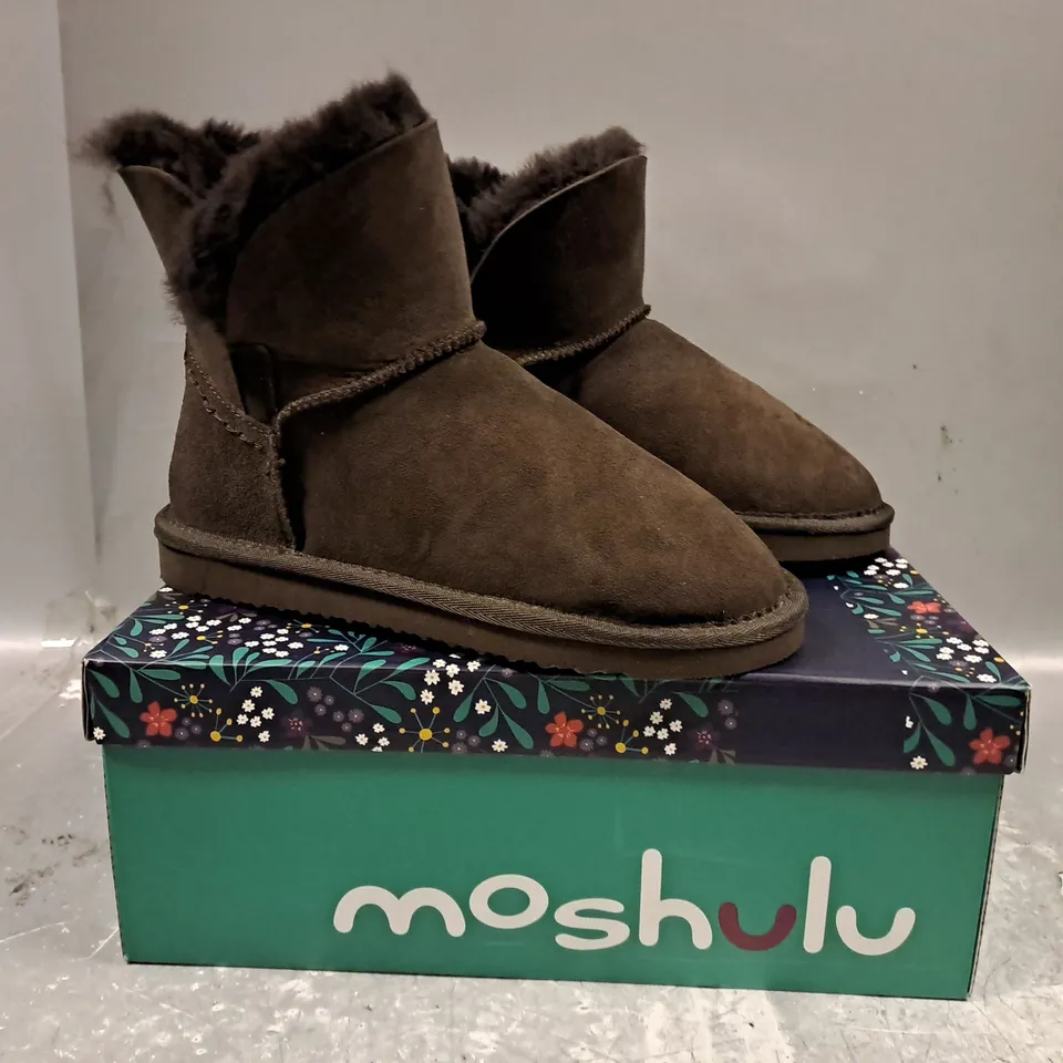 BOXED PAIR OF MOSHULU WATTLE ANKLE BOOTS IN CHOCOLATE UK SIZE 5