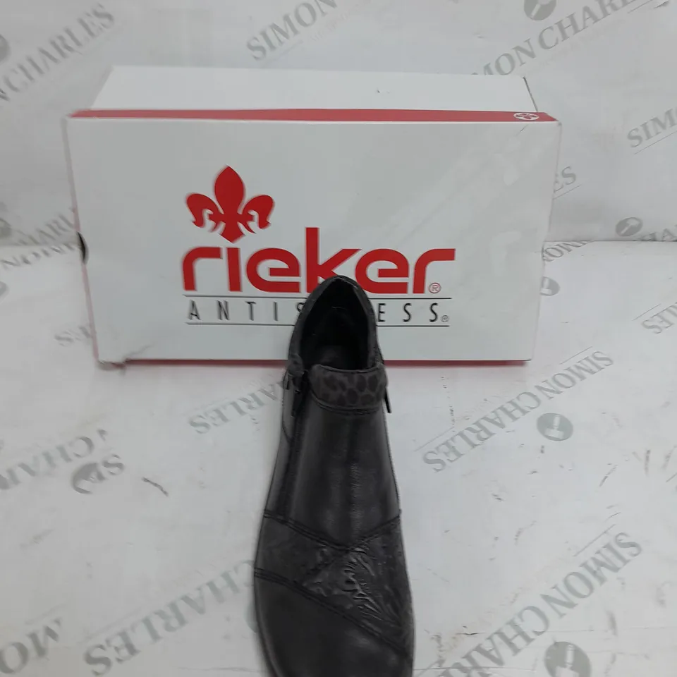 BOXED PAIR OF RIEKER LEATHER DOUBLE ZIP WATER RESISTANT BOOTS IN BLACK SIZE 5