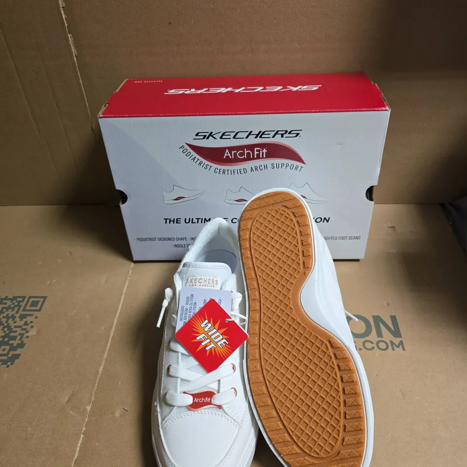 BOXED SKECHERS ARCH FIT WHITE SNEAKERS - WIDE FIT - UK SIZE 7