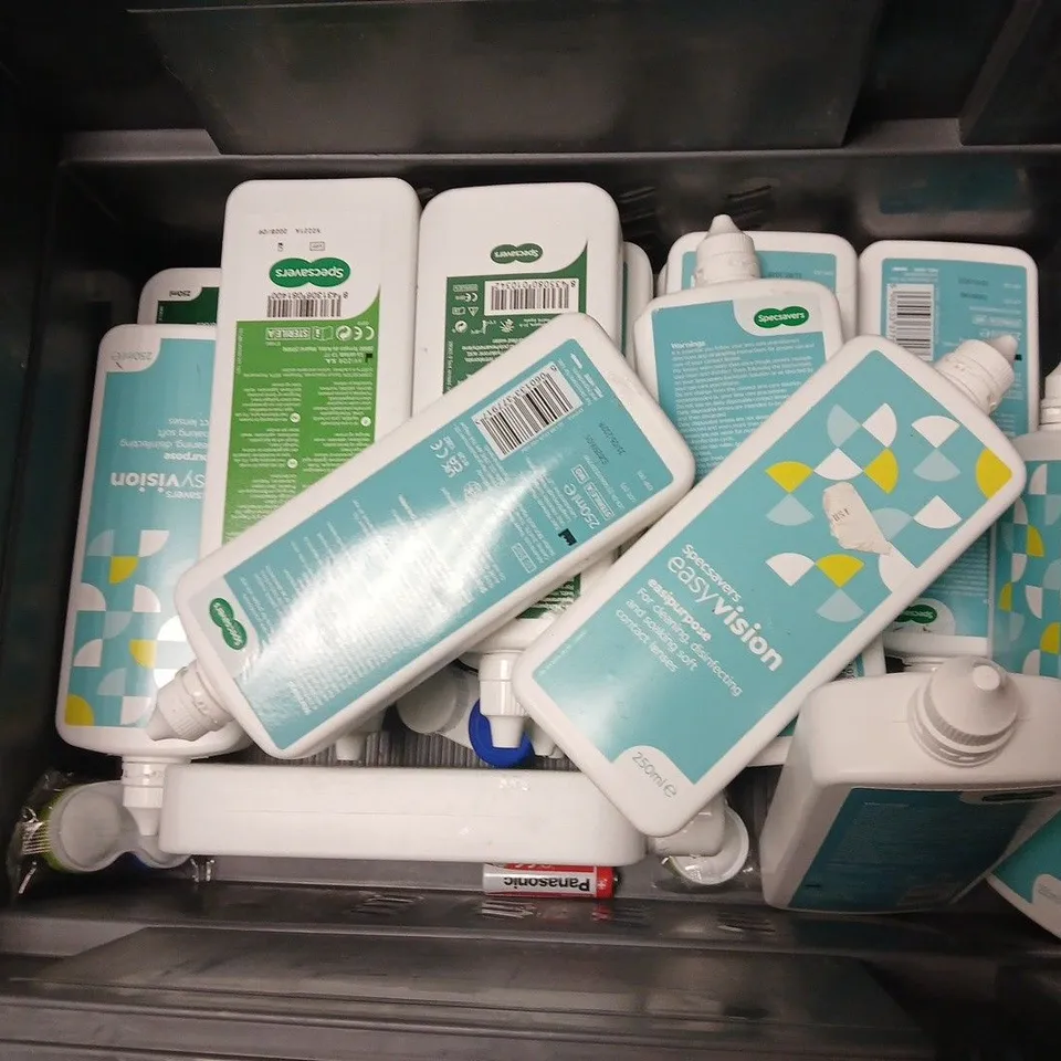 APPROXIMATELY 20 ASSORTED EYECARE & HEALTHCARE PRODUCTS TO INCLUDE SPECSAVERS EASYVISION UNIPURPOSE, BIOTRUE, SPECSAVERS EASYVISION ALLPURPOSE, ETC - COLLECTION ONLY