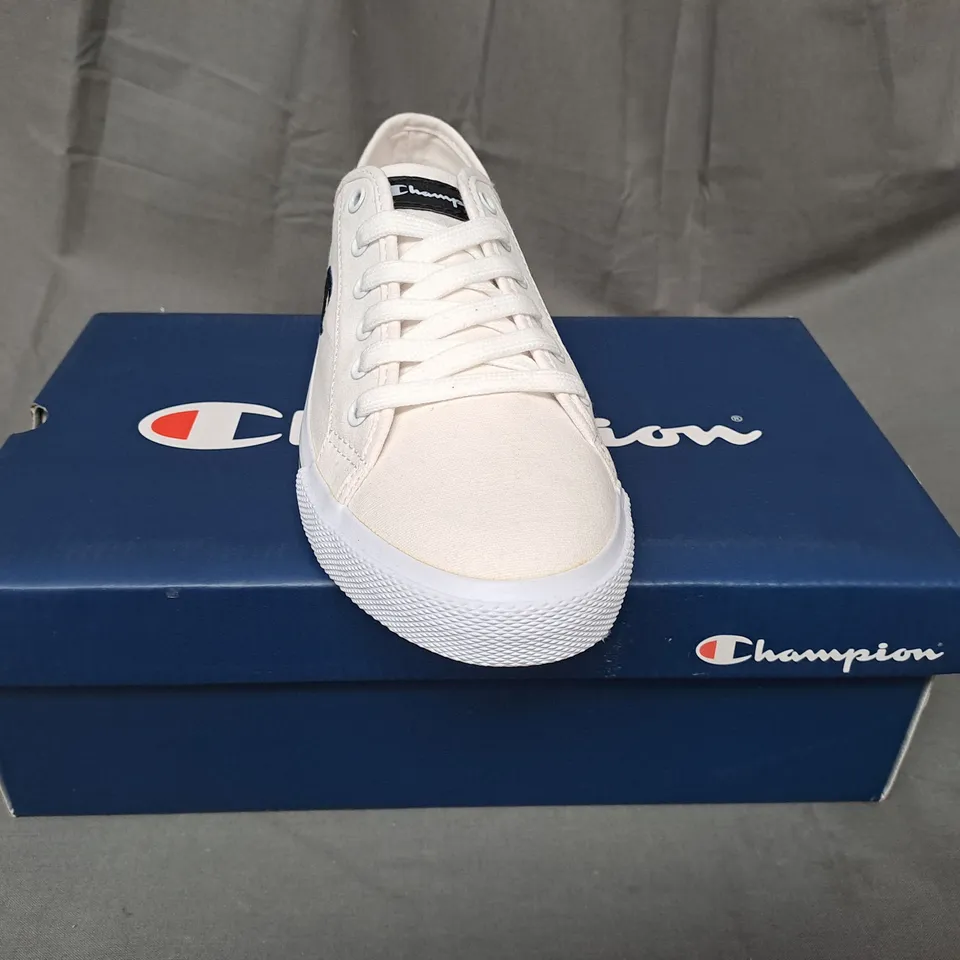 BOXED PAIR OF CHAMPION HUNTINGTON CANVAS SHOES IN WHITE 6