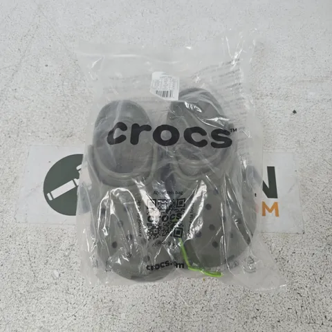 CROCS CLASSIC CLOG – GREEN, IN CLEAR PACKAGING MENS SIZE 4