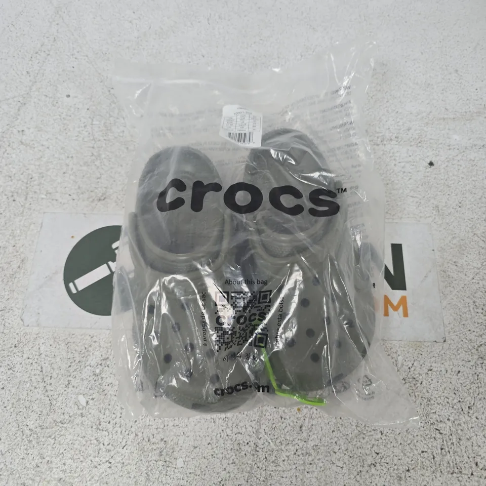 CROCS CLASSIC CLOG – GREEN, IN CLEAR PACKAGING MENS SIZE 4