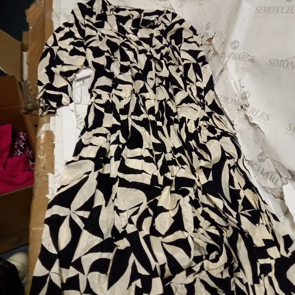 LOT OF APPROXIMATELY 5 ASSORTED CLOTHING ITEMS