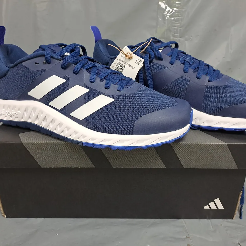 BOXED PAIR OF ADIDAS EVERYSET TRAINERS IN BLUE/WHITE SIZE UK 8.5